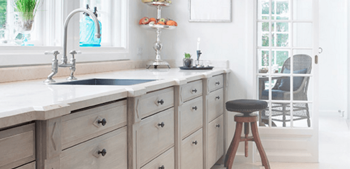 Esta imagen muestra cómo la foto de la cocina limpia de Merry Maids actúa como un héroe de la página de destino después del clic, sin un formulario ni un título.