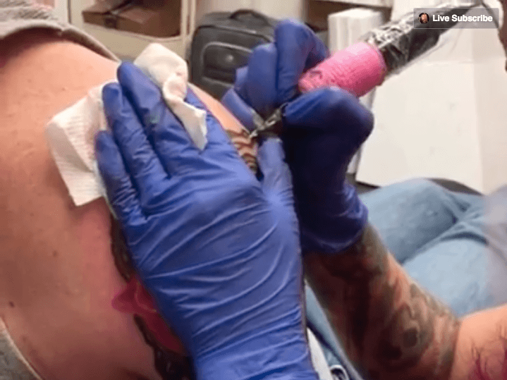 Esta imagen muestra a los especialistas en marketing cómo una tienda de tatuajes muestra a sus clientes una demostración de su habilidad.