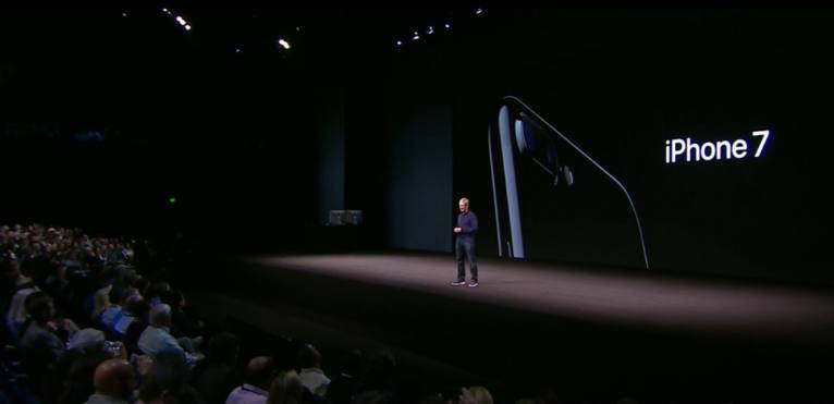 Gambar ini menunjukkan pemasar bagaimana Apple menggunakan pidato utama sebagai bagian dari pencitraan merek emosional mereka dengan pelanggan.