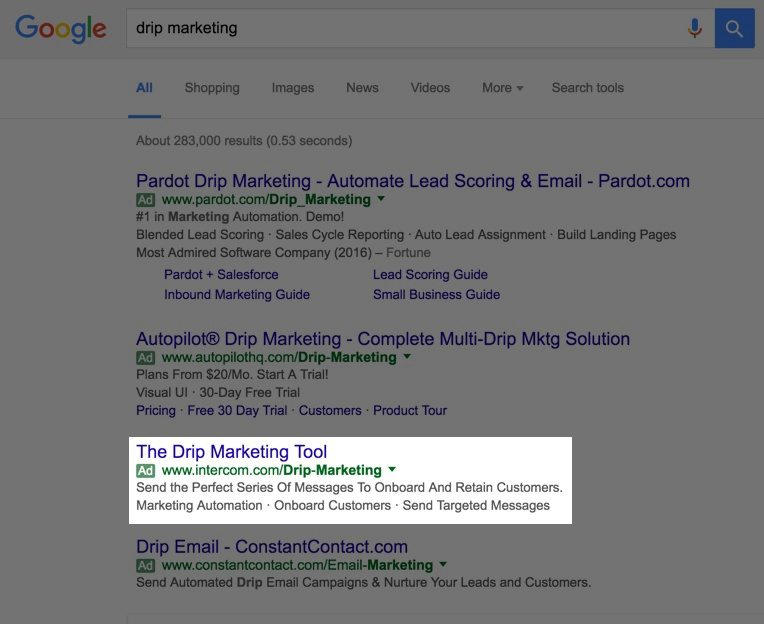 Questa immagine mostra come Intercom utilizza il marketing del marchio nel suo annuncio AdWords per generare lead e vendite.