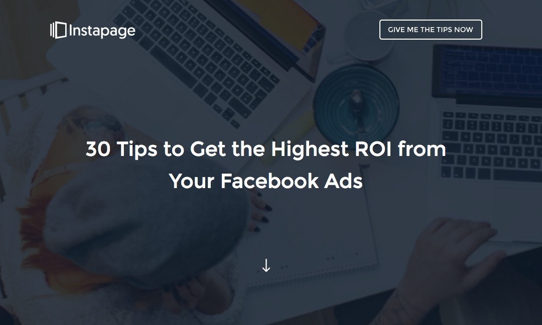 Ten obraz pokazuje marketerom, jak używać strzałek, aby kierować odwiedzających do przewijania strony w dół, aby uzyskać więcej informacji.