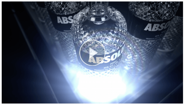 Această imagine arată specialiștilor în marketing cum imaginile de marcă ale videoclipurilor subtitrate pot crește implicarea video pe rețelele sociale.