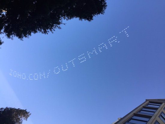此圖向營銷人員展示了 Zoho 在 Dreamforce 2015 期間如何使用 Skywriting 來生成點擊後登錄頁面流量。