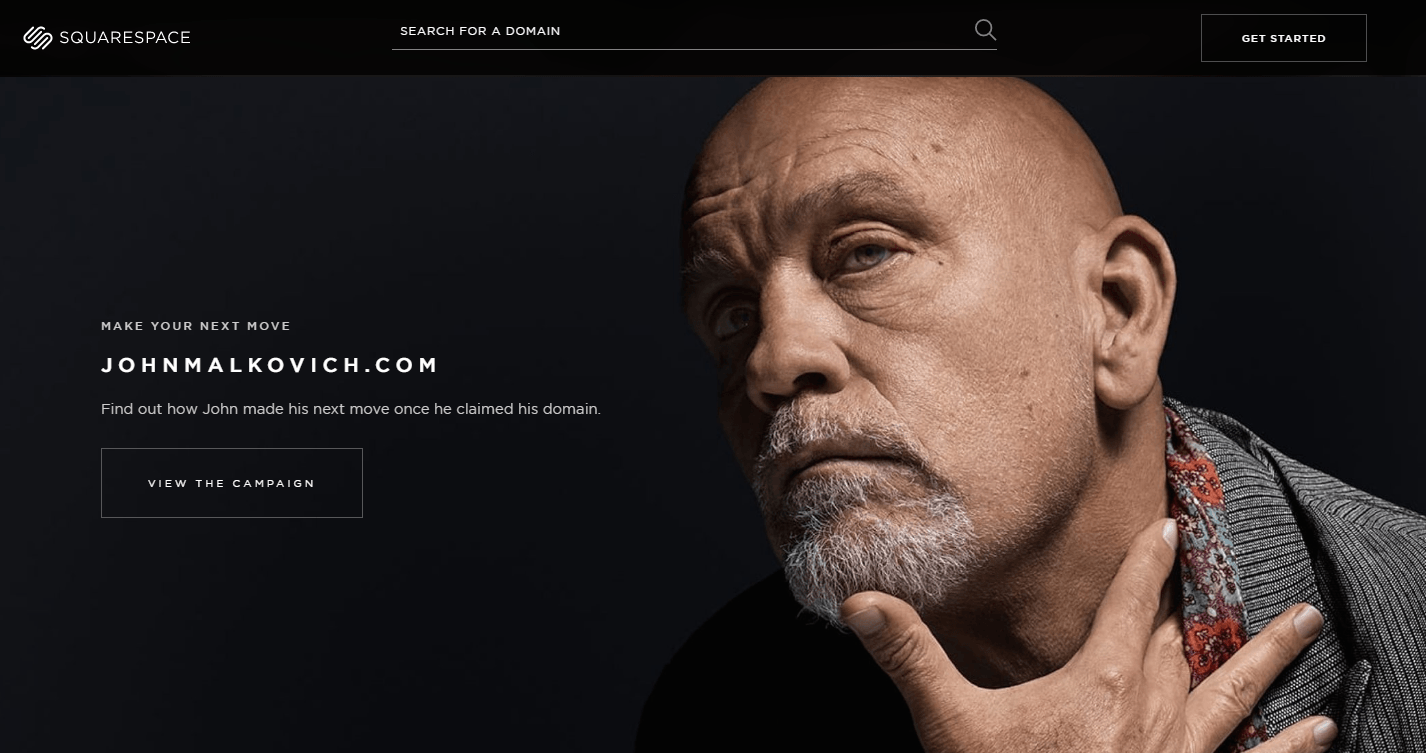 Această imagine prezintă specialiștilor în marketing cum Squarespace își promovează parteneriatul cu John Malkovich utilizând o pagină de destinație post-clic despre revendicarea numelui dvs. de domeniu.