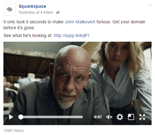 Această imagine prezintă specialiștilor în marketing cum Squarespace folosește un anunț pe Facebook împreună cu John Malkovich pentru a genera trafic pe pagina de destinație după clic.