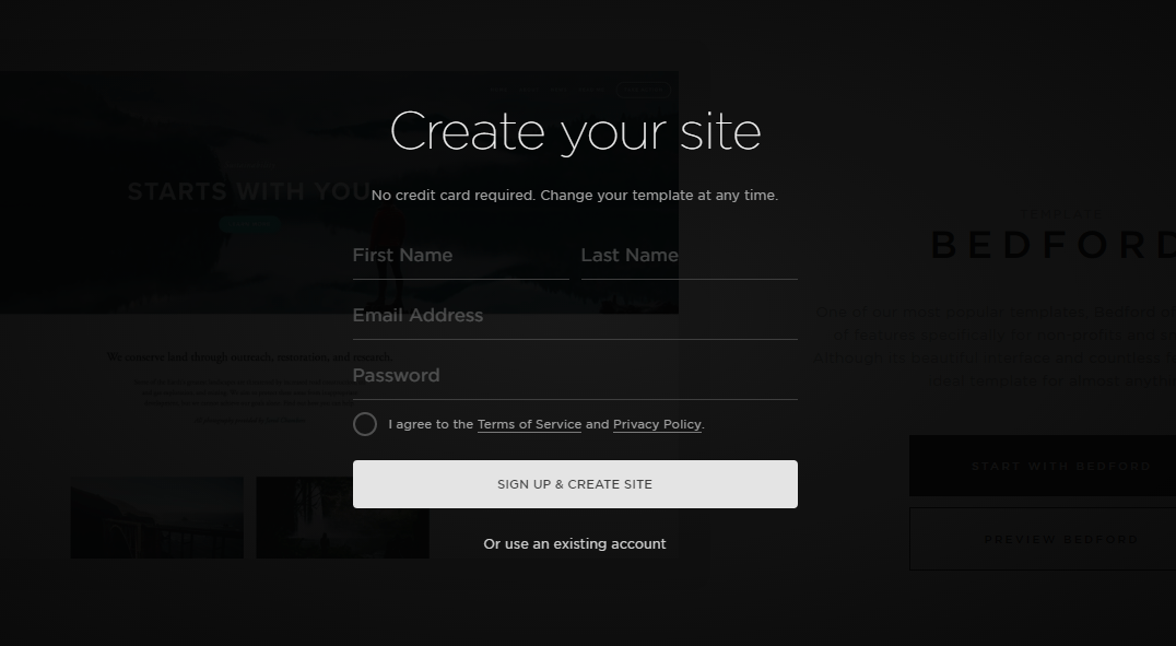 Această imagine arată marketingilor cum Squarespace folosește o pagină de înscriere pentru a convinge vizitatorii să creeze un site web.