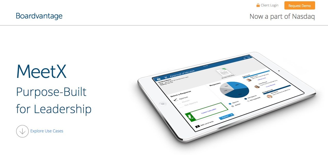 На этом рисунке маркетологам показано, как Boardvantage использует указатель направления стрелки, чтобы побудить посетителей прокрутить страницу ниже сгиба и просмотреть варианты использования.