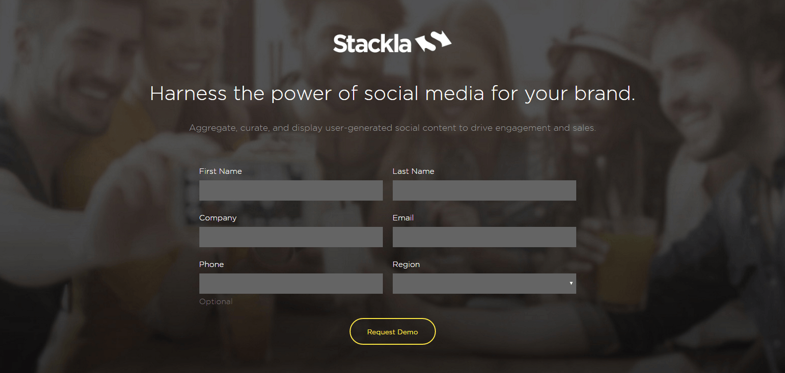 Dieses Bild zeigt Marketern, wie Stackla Whitespace nutzt, um auf ihr Lead-Capture-Formular aufmerksam zu machen und Demo-Anmeldungen zu erhöhen.