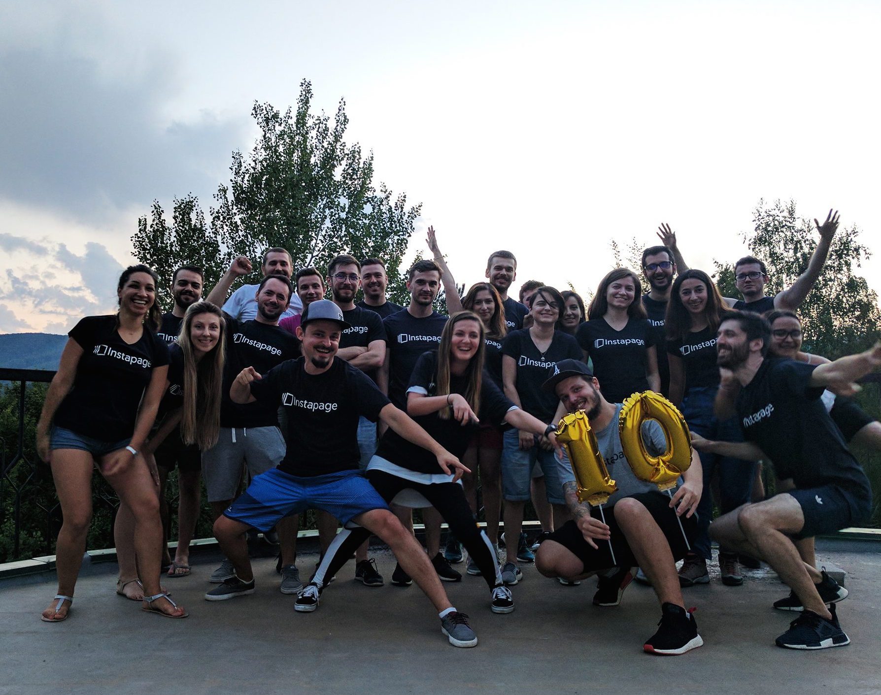 レビュー祝賀会のインスタページ年