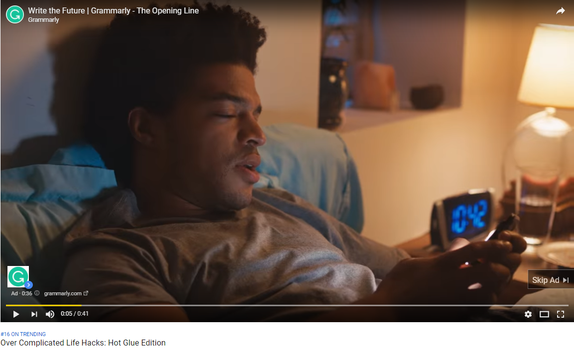 anuncios mid-roll Grammarly