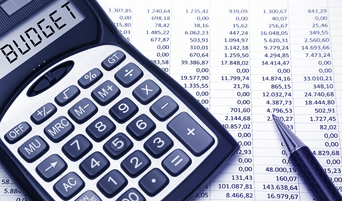 calcolatrice accanto a un foglio di budget