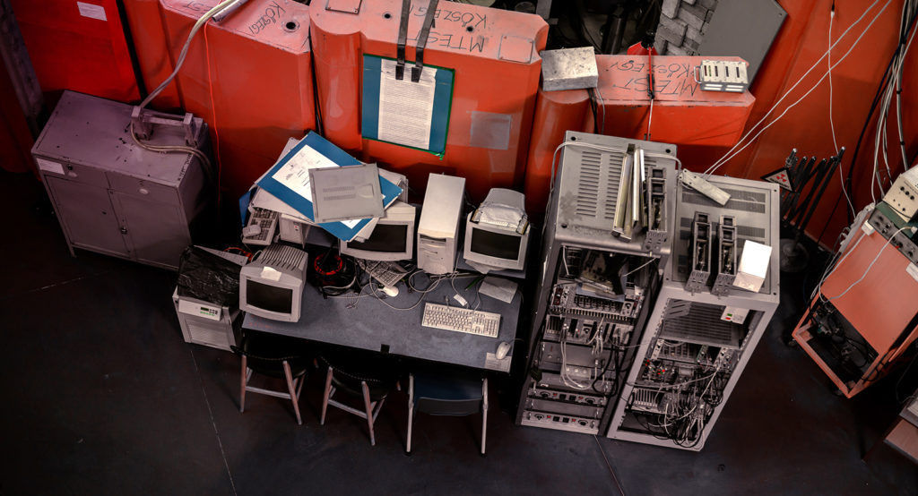 خادم كمبيوتر قديم يقع في الطابق السفلي