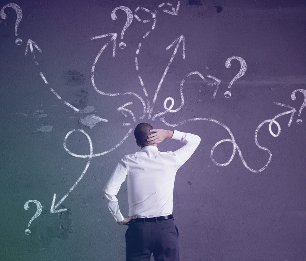 um homem tentando descobrir coisas