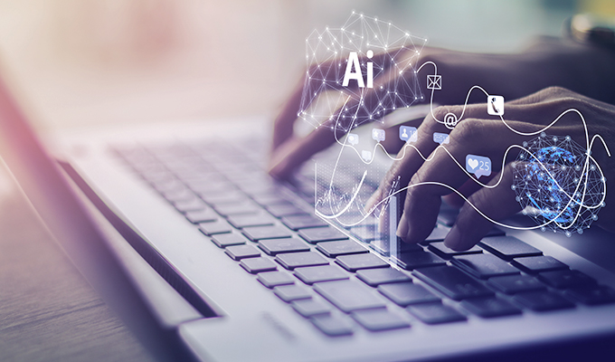 une image des mains de quelqu'un tapant sur le clavier d'un ordinateur portable