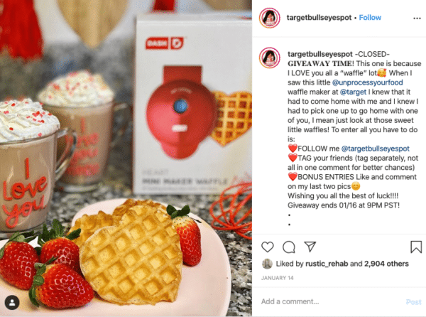 Herzförmige Waffel mit Erdbeere zum Valentinstag Instagram Wettbewerbe