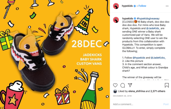 Schuhe mit Wein und Geschenk für Weihnachts-Instagram-Wettbewerbe