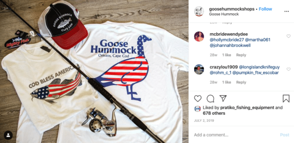 Weiße Kleidung mit Hut und Angelrute für Instagram-Wettbewerbe zum Unabhängigkeitstag