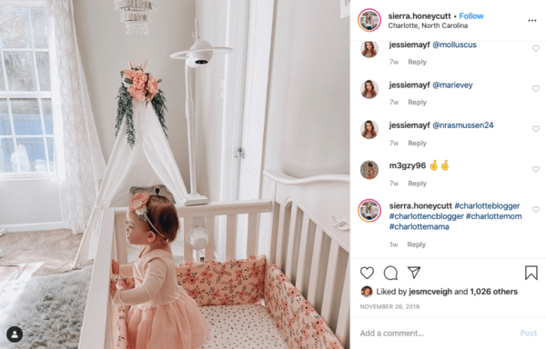 Babymädchen in der Kiste für Thanksgiving-Instagram-Wettbewerbe