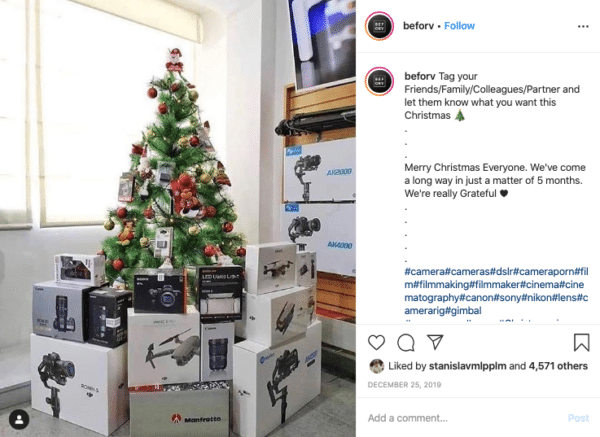 Weihnachtsbaum mit Filmemacher, Kamera und Drohne für Weihnachts-Instagram-Wettbewerbe