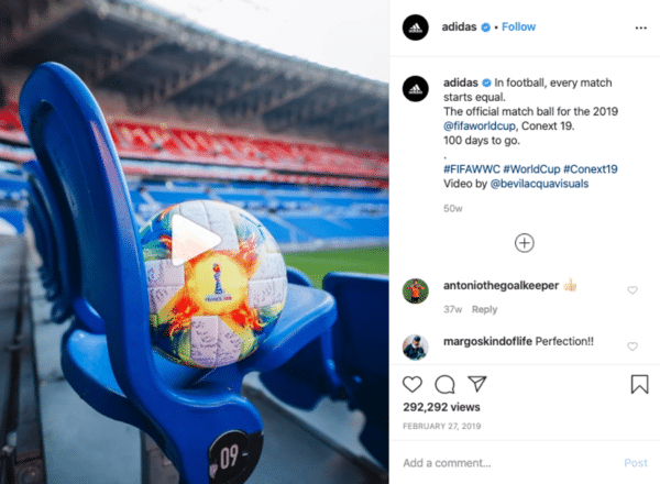 アディダスFIFAワールドカップ2019インスタグラムポストサッカーと青い椅子