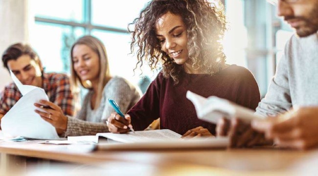najlepsze-szkoły-marketingu Students at university