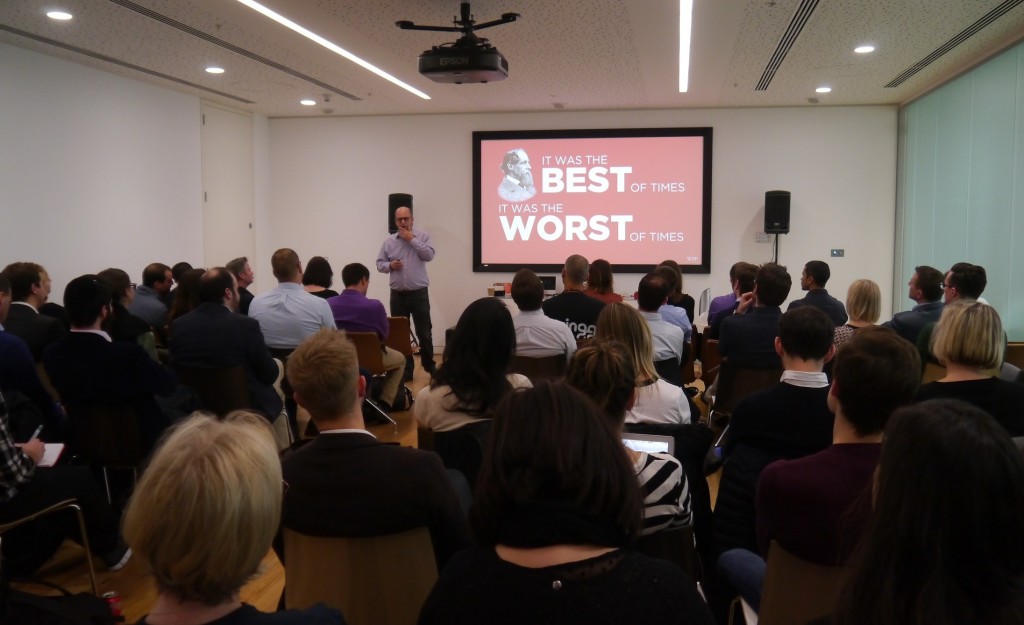 The Store 首席执行官 David Roth 介绍了 Mindshare Future of Retail Huddle。他站在一个挤满人的房间前面，旁边是一个投影仪屏幕，上面写着“最好的时代，最坏的时代”，这是对查尔斯狄更斯的引用。