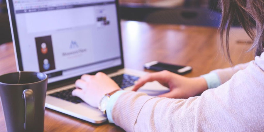 pria yang menggunakan lalu lintas berbayar