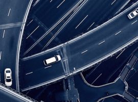 صورة لسيارات تتنقل على الطرق السريعة ، مما يشير إلى أن صناعة السيارات تواجه تحديات مرتبطة بالسيارات.