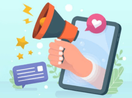 يد تخرج من هاتف محمول ، تحمل ميكروفونًا ، مع مربع دردشة ، يمثل تخصيص التجارة الإلكترونية بما يتجاوز توصية المنتج.