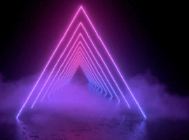 Siyah bir arka plan üzerinde mor bir üçgen görüntüsüyle temsil edilen SAP CX LIVE 2021 e-ticaret oturumları.