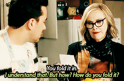 un uomo e una donna discutono sui dati di prima parte del processo CDP