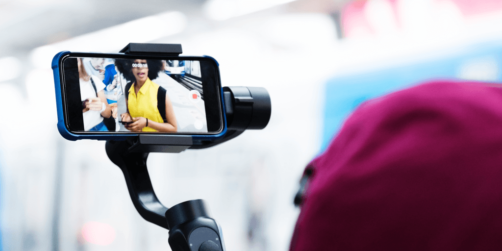自撮り棒で動画を撮る人