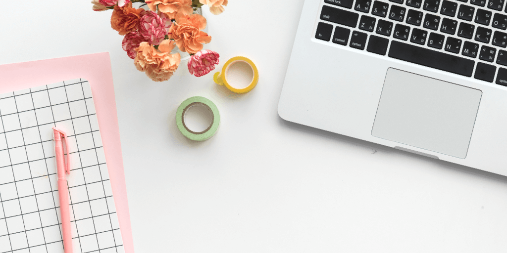 Instagram Influencer Intervista Blog Header Image - laptop, nastro washi e penna sulla scrivania