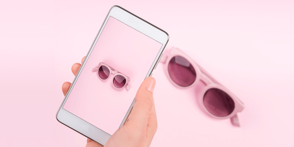 Jak robić zdjęcia produktów za pomocą iPhone'a w domu - iPhone robi zdjęcie okularów przeciwsłonecznych na różowym tle