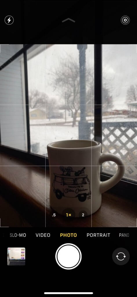 Linie siatki iPhone'a na ekranie aparatu ułatwiające tworzenie kompozycji do zdjęć produktów
