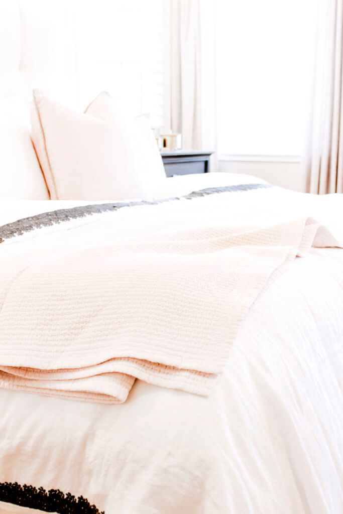 zdjęcia iphone'a - różowe łóżko z oknem w tle