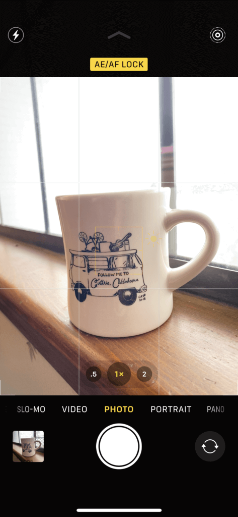 Jak robić zdjęcia produktów za pomocą iPhone'a — użyj blokady AE/AF, aby ustawić punkt centralny. Przeciągnij słońce w górę lub w dół, aby dostosować ekspozycję.