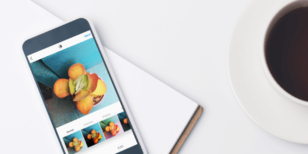 5 лучших приложений для редактирования фотографий в Instagram — редактирование Instagram открыто на iPhone в буфере обмена рядом с чашкой кофе