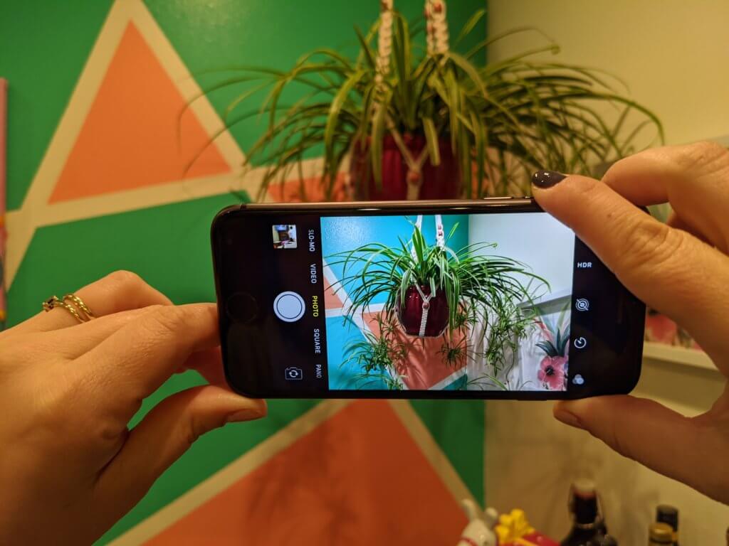 วิธีถ่ายภาพ iphone ที่ดี - ใช้ปุ่มปรับระดับเสียงเพื่อถ่ายรูป