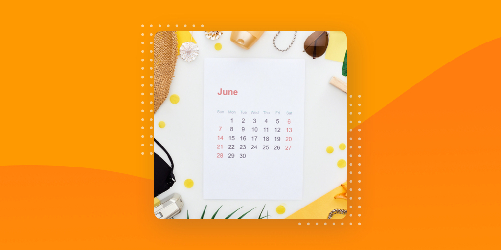 Juni-Kalender, umgeben von Strohhut, Sonnenbrille und Sonnencreme auf orangefarbenem Hintergrund