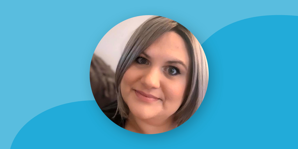 Alexa Webbインタビューブログ投稿ヘッダー、テキストなしのヘッドショット