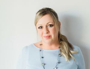 チャーリーデイ-英国の作家兼ソーシャルメディアマネージャー