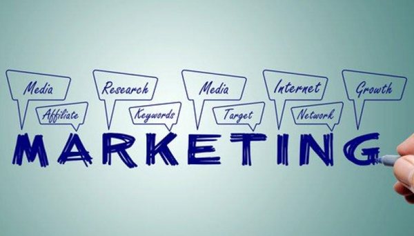 كيف تتعلم خصوصيات وعموميات تسويق موقع الويب التعليمي الخاص بك