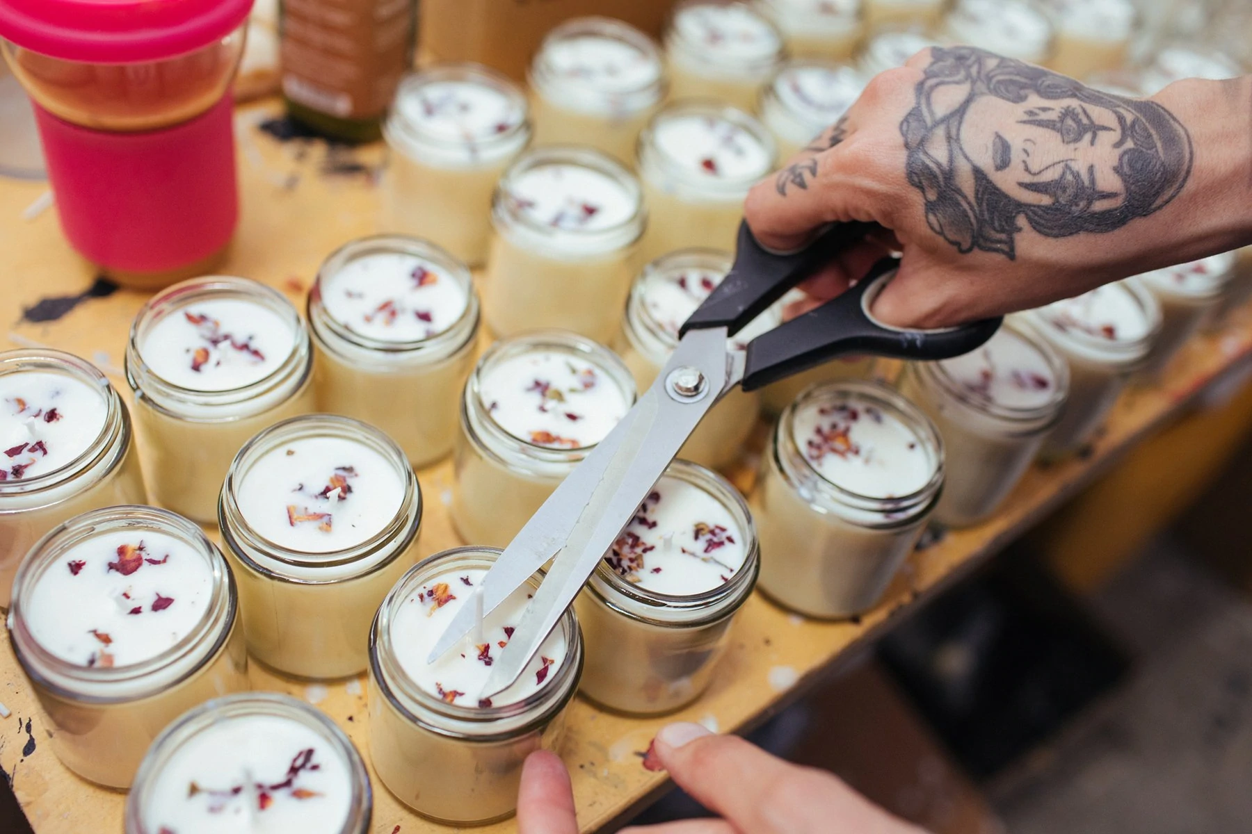 Una fila di candele su un tavolo in fasi di produzione