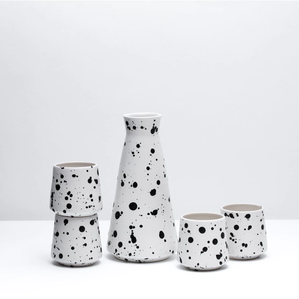 Ceramica macchiata di Corbe, impilata su una superficie bianca