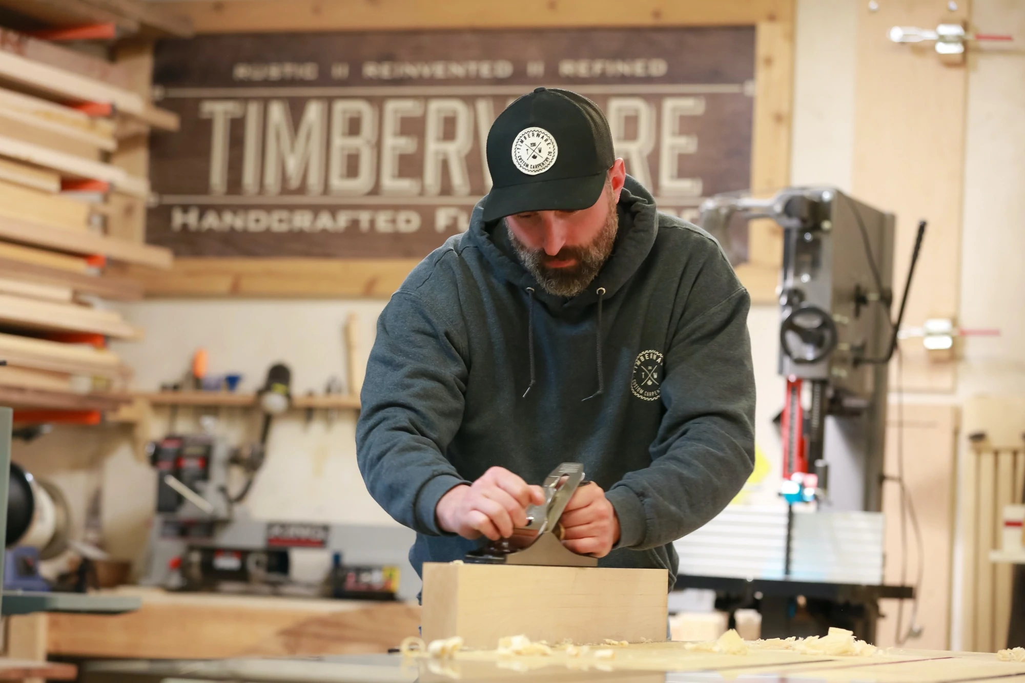 Ritratto di Chris Hughes che lavora nel suo laboratorio di mobili