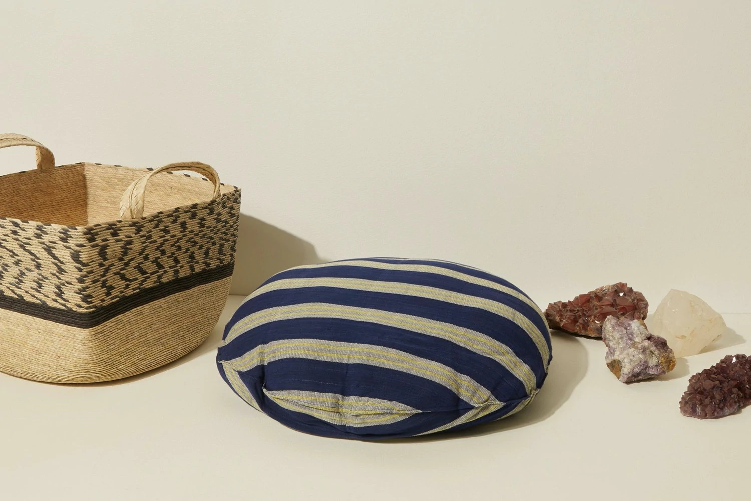 Cuscini e articoli per la casa visualizzati su uno sfondo semplice