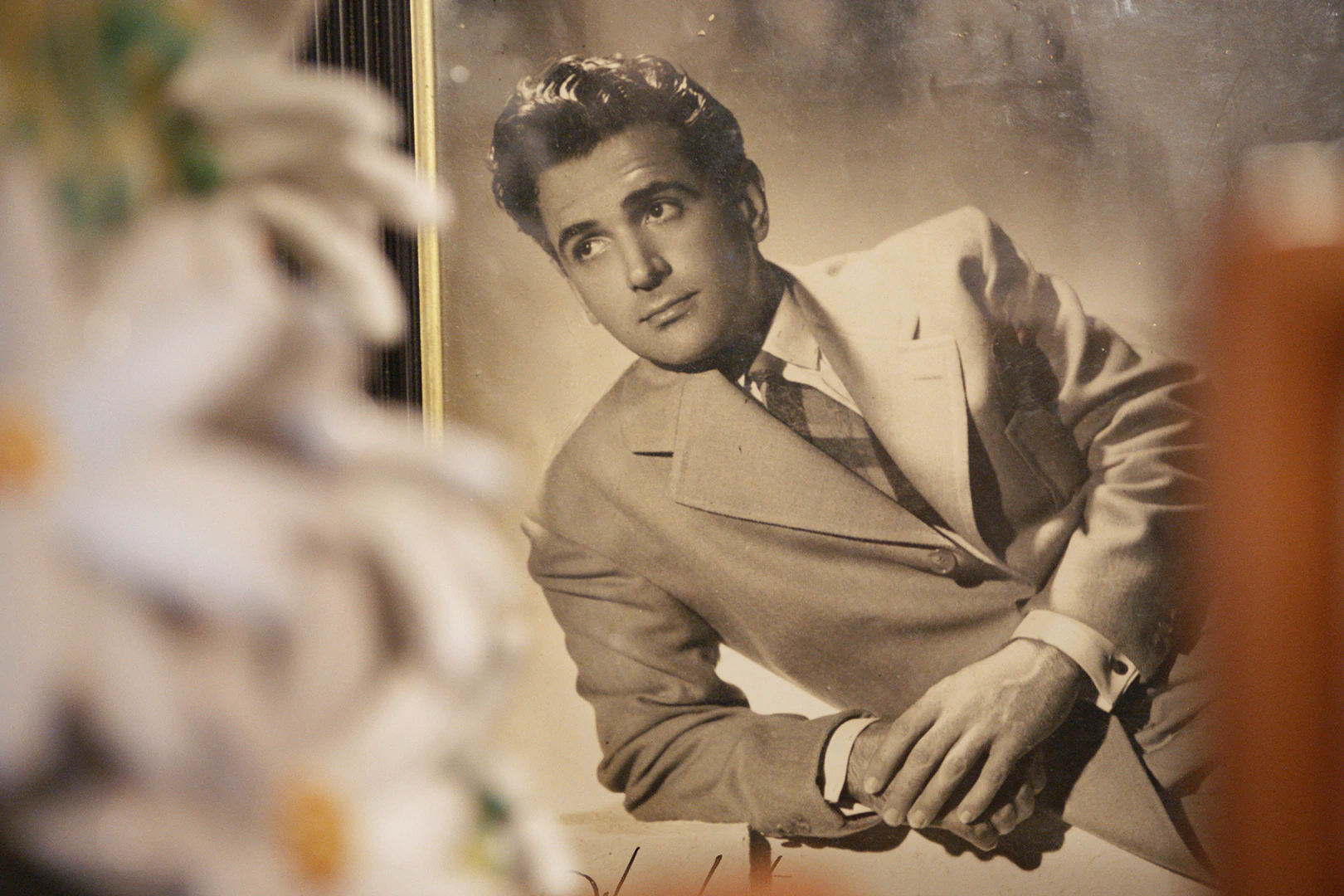 Oprawione zdjęcie młodego Roberto Kino Lopeza, założyciela Kino Sandals