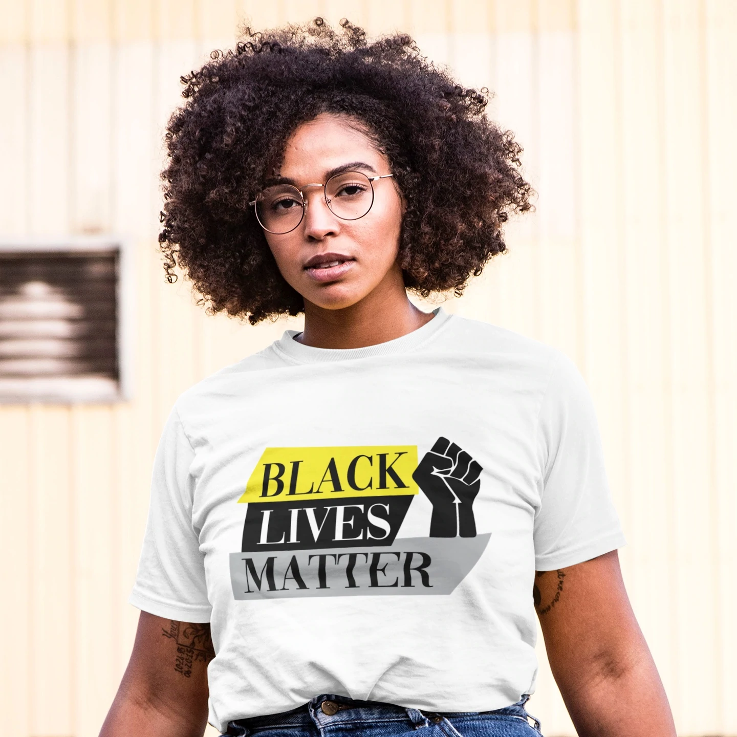 Modelo veste camiseta com os dizeres "Vidas negras importam"