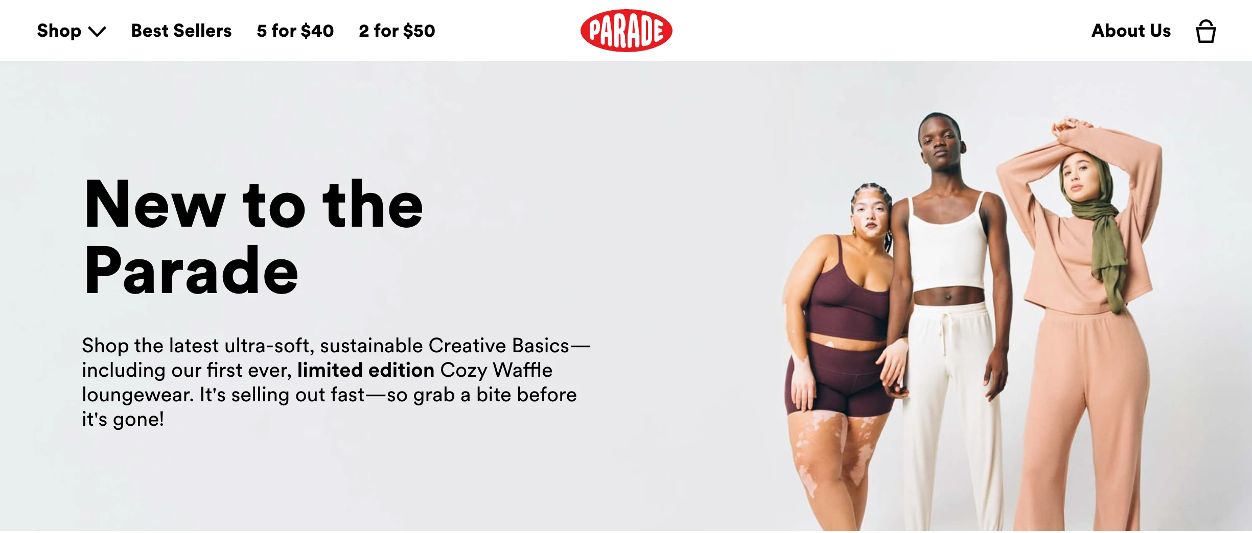 Un'immagine del sito web di Parade, che pubblicizza nuovi stili. Tre persone posano nei nuovi arrivati.